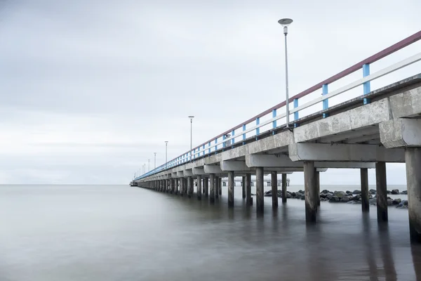 Mar, muelle y rocas — Foto de Stock