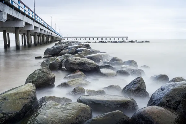 Mer, jetée et rochers — Photo