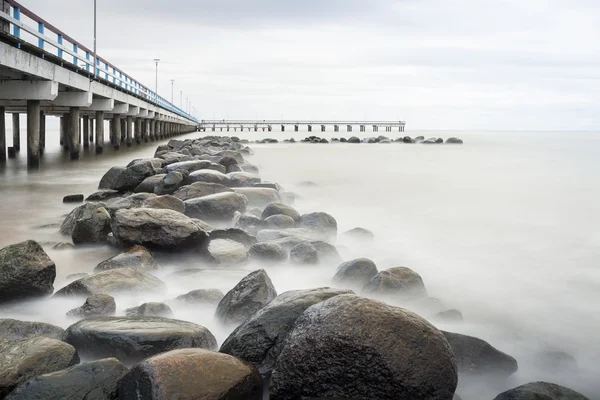 Mar, muelle y rocas — Foto de Stock