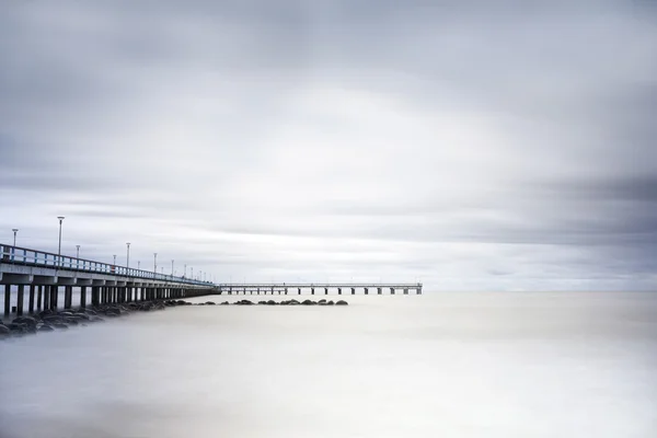 Mar, muelle y rocas — Foto de Stock