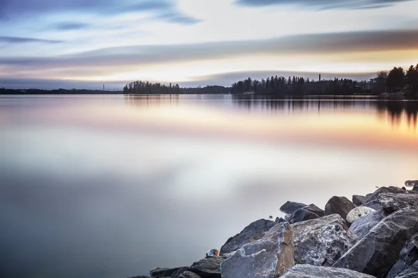 Krásné jezero pobřeží během východu slunce — Stock fotografie