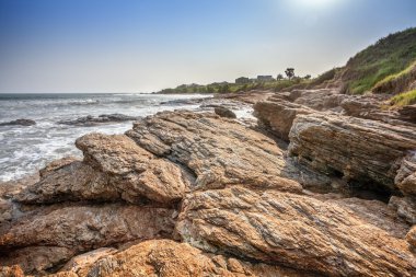 Batı Afrika'da kayalar üzerine çökmesini dalgaları ile tropikal plaj