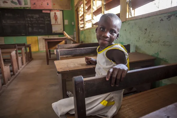 आफ्रिकेतील तिच्या शाळेत सुंदर मुलगी — स्टॉक फोटो, इमेज
