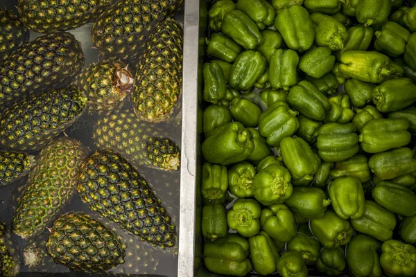 Ananas ve suda yeşil biber — Stok fotoğraf