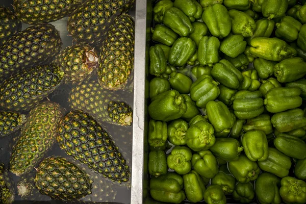 Abacaxis e páprica verde na água — Fotografia de Stock