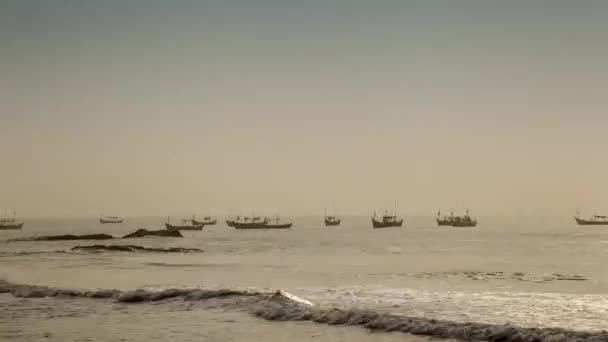 Multitud de barcos tradicionales de pescadores — Vídeos de Stock