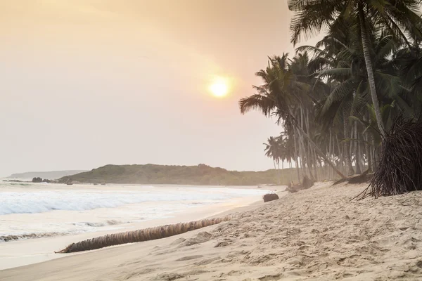 Bellissimo tramonto su una spiaggia paradisiaca — Foto Stock