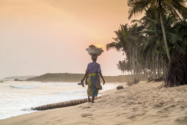 Mujer africana caminando en hermosa playa —  Fotos de Stock