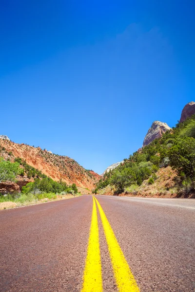 Straight road through mountainous area — Stock Photo, Image
