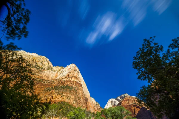 Parque Nacional Zion. Cerca de las montañas y el cielo bonito . — Foto de Stock