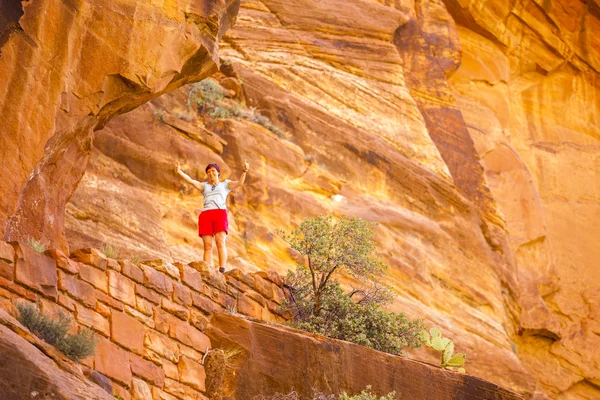 zion national park içinde kırmızı kayalar arasında turizm