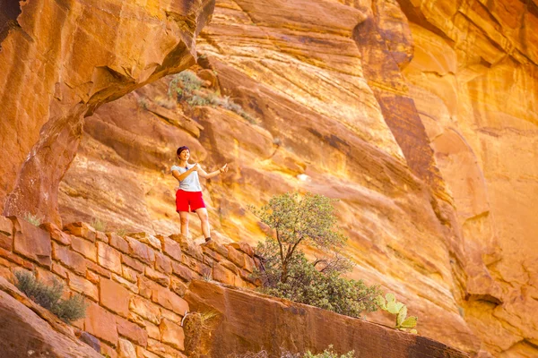 Tourist among red rocks in Zion National Park — Stock Photo, Image
