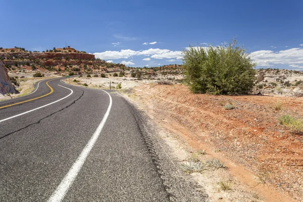 Strada ventosa attraverso deserti vuoti nello Utah — Foto Stock