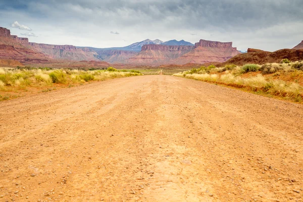 Dirt road through beautiful barren land — Stock Photo, Image