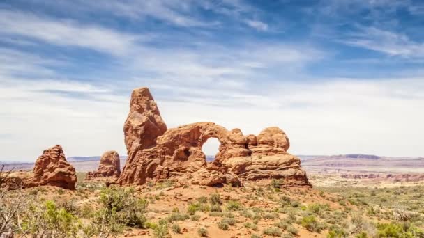 Arco de torreta en el Parque Nacional Arches — Vídeo de stock