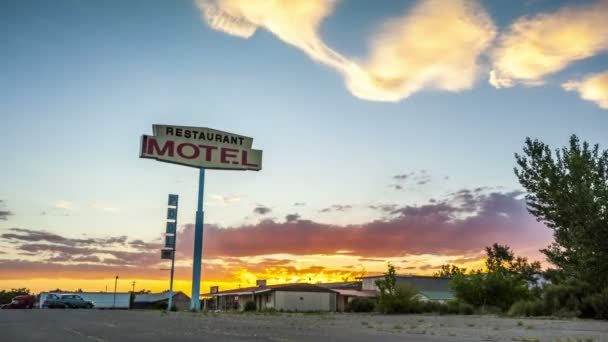 Beau coucher de soleil avec panneau de motel devant . — Video