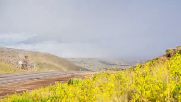 Wolken die betrekking hebben op bergen tijdens zonsopgang. — Stockvideo