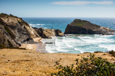 Güzel Alteirinhos Sahili ve Zambujeira do Mar, Alentejo, Portekiz 'in yanındaki kaya oluşumu 