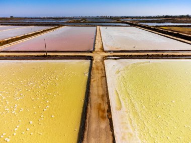 Portekiz 'deki tuz hasadından kısa bir süre önce deniz tuzu göletlerinin şaşırtıcı renkleri