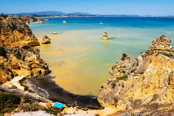 Portekiz 'in Ponta da Piedade plajlarından birinde kubbeli su ve algler var.