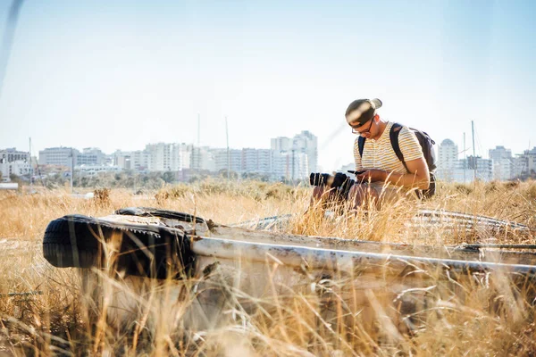 Мбаппе Камерой Телефоном Сидящий Среди Сухой Травы Португалия — стоковое фото