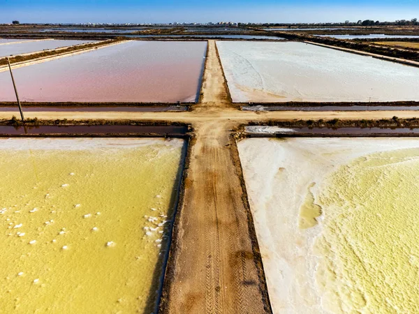 Portekiz 'deki tuz hasadından kısa bir süre önce deniz tuzu göletlerinin şaşırtıcı renkleri