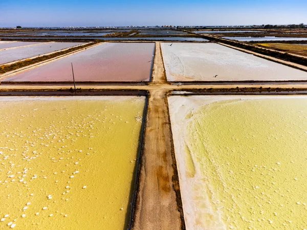 Portekiz 'deki tuz hasadından kısa bir süre önce deniz tuzu göletlerinin şaşırtıcı renkleri