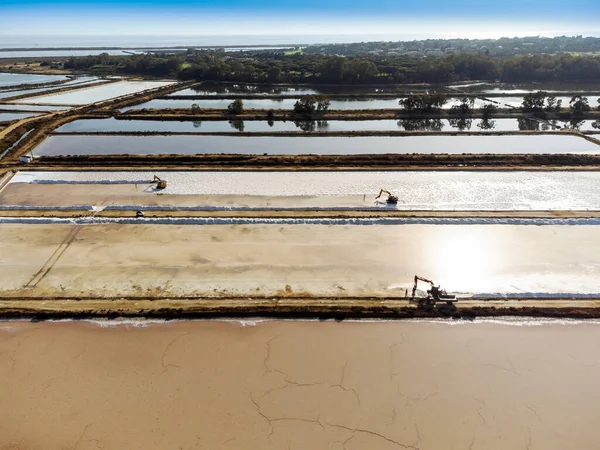 ポルトガル ファロの塩での海塩の収穫の空中ビュー — ストック写真