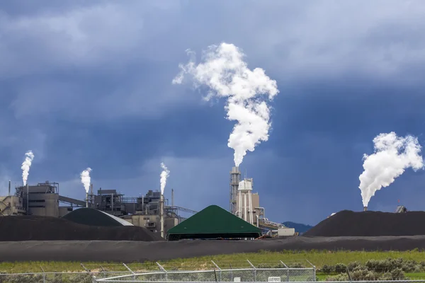 Fumar chimenea de una fábrica — Foto de Stock