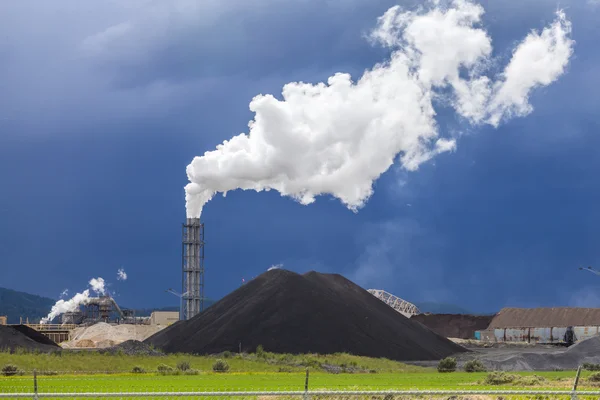 Fumar chimenea de una fábrica — Foto de Stock