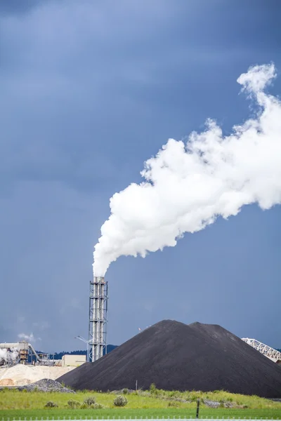 Fumar chimenea de una fábrica — Foto de Stock