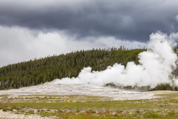 Old Faithful Geyser in Yellowstone National Park — Stock Photo, Image