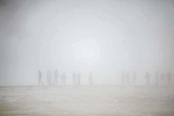 Turista em um nevoeiro no Parque Nacional de Yellowstone — Fotografia de Stock