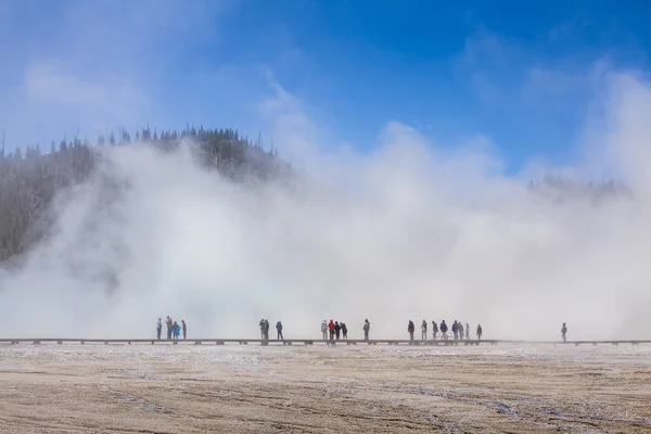 Tourist in a fog in Yellowstone National Park — Stock Photo, Image