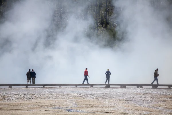 Turystyczny we mgle w parku narodowym yellowstone — Zdjęcie stockowe