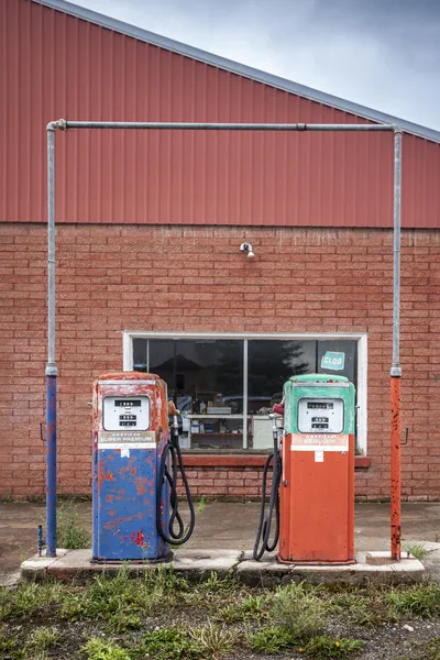 Vintage fuel pomp at closed petrol station — Stock Photo, Image