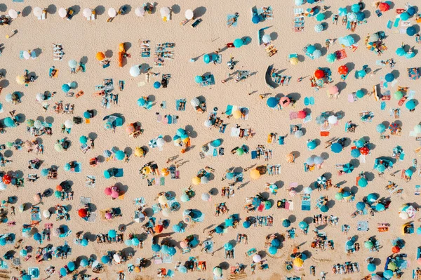 Drone Shot Molte Persone Che Godono Spiaggia Oceano Modello Vacanza — Foto Stock