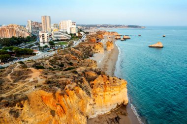 Günbatımına kadar Portimao 'daki uçurum manzarası, Algarve, Portekiz