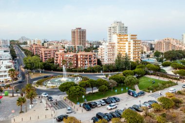 Portimao, Algarve, Portekiz 'deki Tres Castelos Kavşağı' nın apartman manzarası ve trafiği