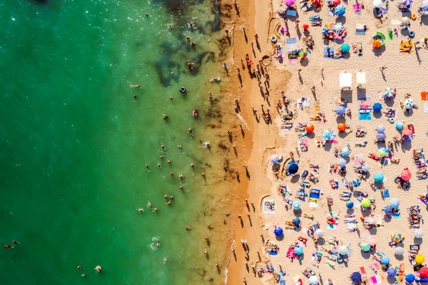 Drone Shot Nombreuses Personnes Appréciant Plage Océan Motif Vacances Plage — Photo