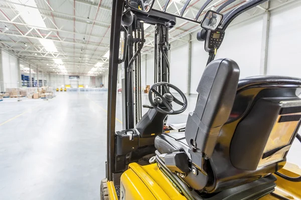 Forklift truck ready to use in modern storehouse — Stock Photo, Image