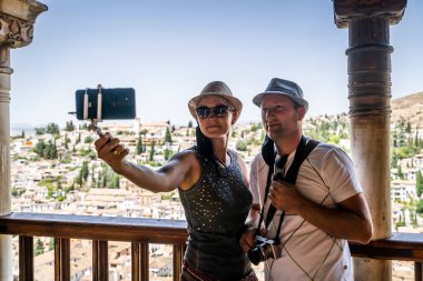 Granada, Endülüs, İspanya manzaralı Alhambra sarayında selfie çeken turist bir çift.