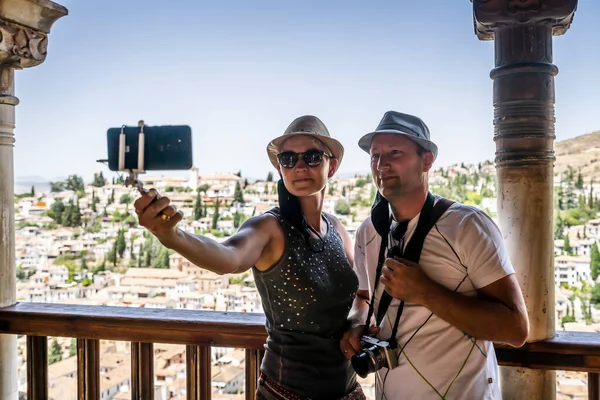 Casal Turistas Tirando Selfie Palácio Alhambra Com Vista Para Granada — Fotografia de Stock