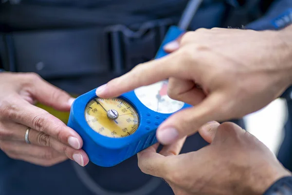 Homme Expliquant Que Manomètre Montre Combien Air Est Dans Réservoir — Photo