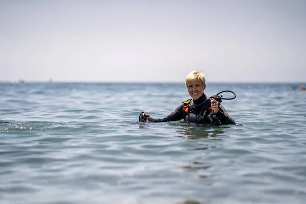 地中海 アンダルシア スペインでスキューバダイビングの準備をして幸せな女性 — ストック写真