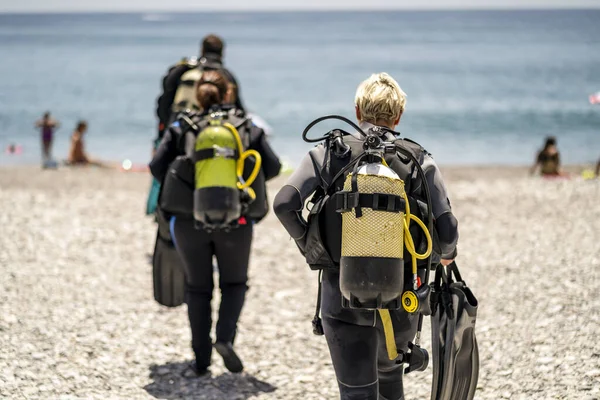Trois Plongeurs Avec Tous Les Équipements Dirigeant Vers Mer Andalousie — Photo