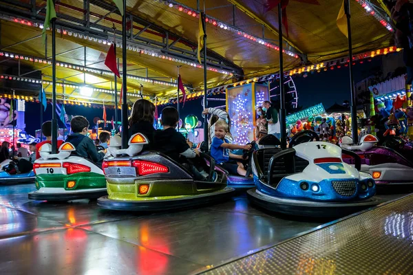 Una Pequeña Compra Disfruta Conducir Coche Choque Festival Santa Iria —  Fotos de Stock