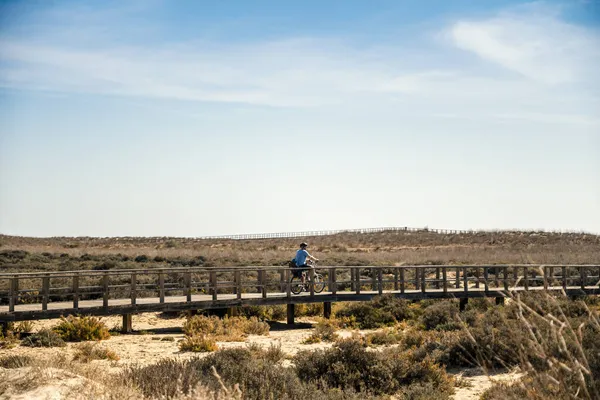 Otec Jezdí Kole Svým Chlapcem Dřevěných Promenádách Alvoru Algarve Portugalsko — Stock fotografie