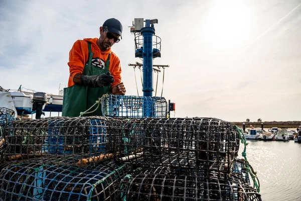 2021年10月28日 葡萄牙阿尔沃 渔夫把螃蟹放进当地港口的章鱼笼 — 图库照片