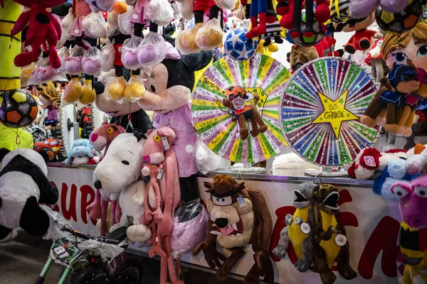 Faro, Portekiz - 22 Ekim 2021: Algarve 'deki Santa Iria Fuarı sırasında çocuklar için piyangoda kazanılacak bir sürü oyuncak